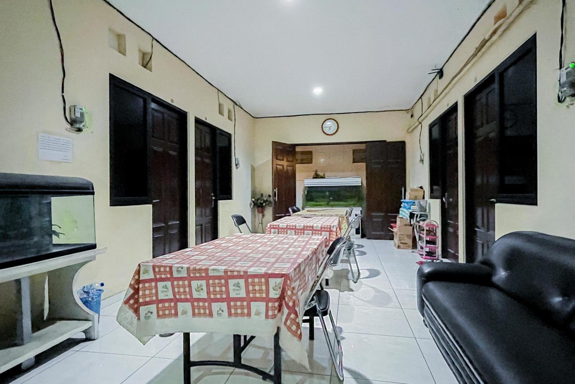 Reddoorz At Graha 99 Simomulyo Otel Surabaya Dış mekan fotoğraf